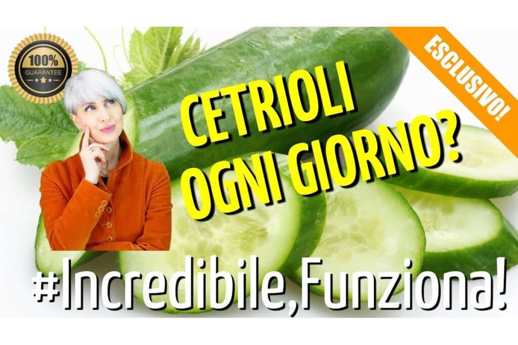 Fette di cetriolo fresco su un tagliere di legno