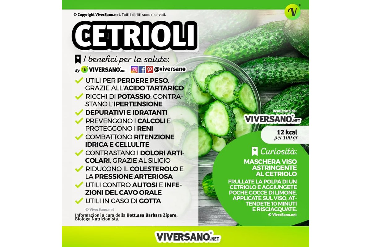 Fette di cetriolo fresco su un tagliere di legno.