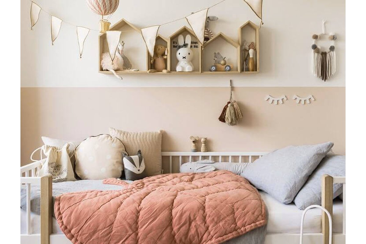 Cameretta con mobili modulari e decorazioni intercambiabili.