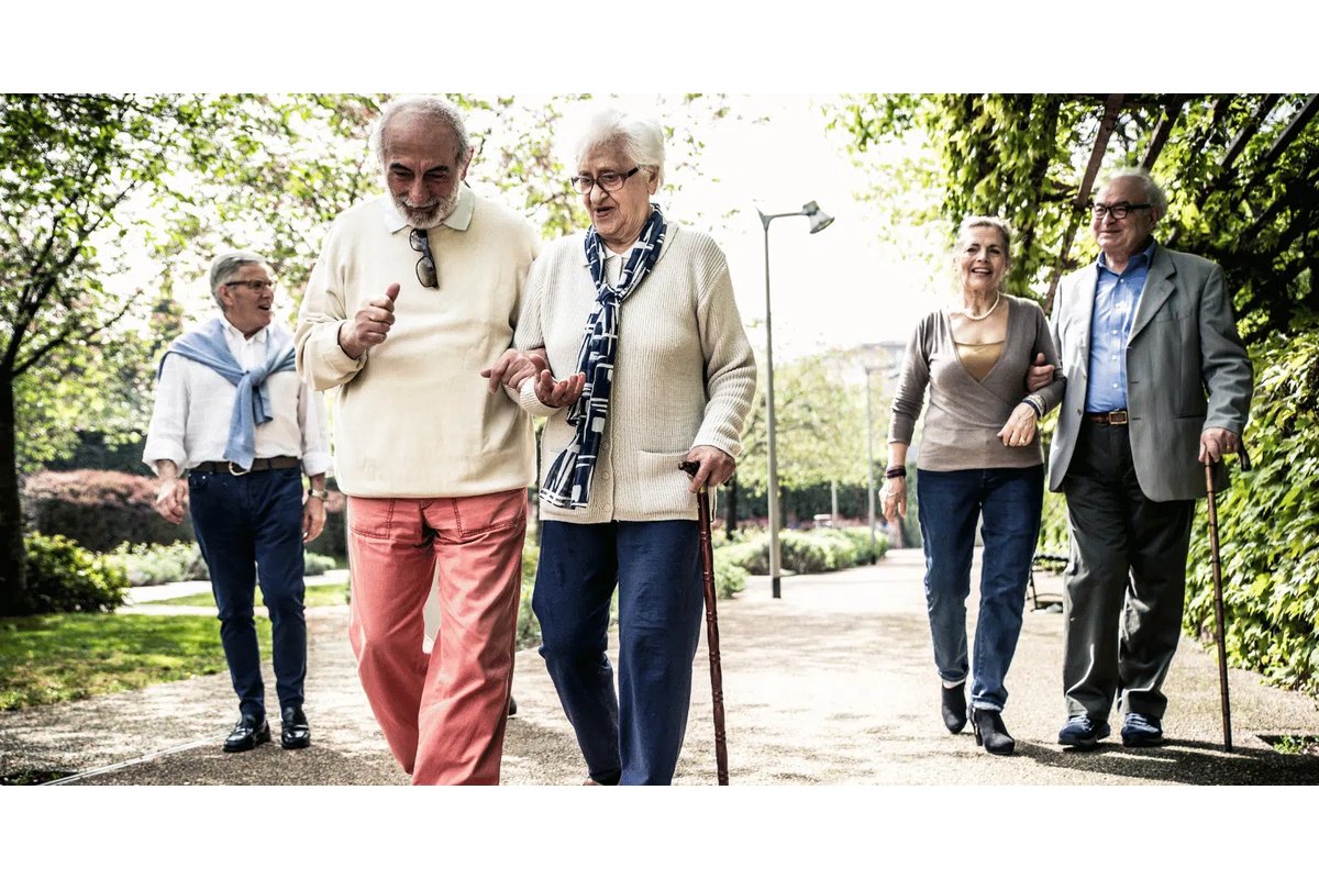 Pensionati over 70 discutono dei nuovi aiuti statali in un centro comunitario.