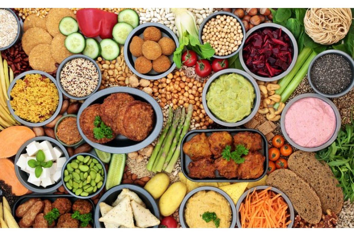 Varietà di legumi e noci su un tavolo di legno.